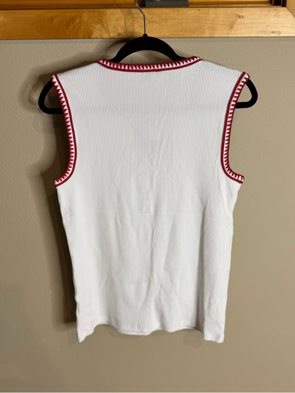 NWT Sleeveless White Ribbed Tank with Red Trim - Picture 3 of 4